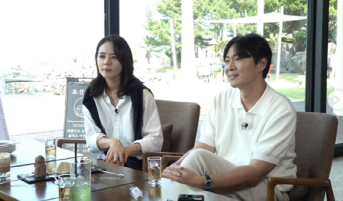 Han Ga-in ♥ Yeon Jung-hoon, an amazing picture...'Why are all pictures of the same posture?'