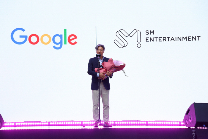 'K-Pop Contributions to Globalization'SM, Google Korea'20th Anniversary Accompanied Partnership' Award for Appreciation plaque