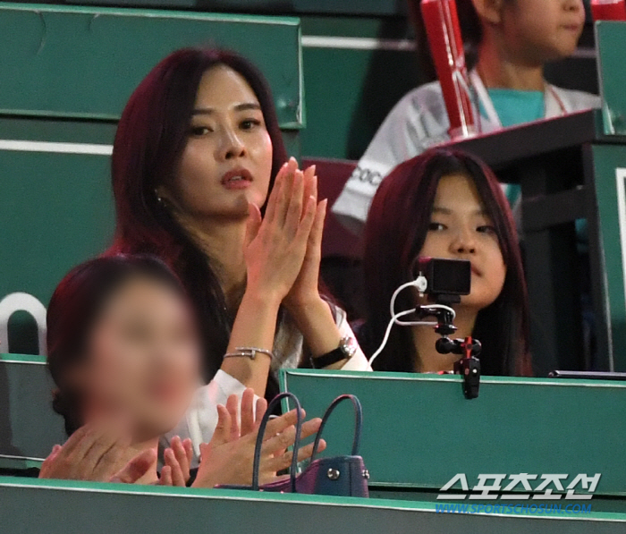  Choo Shin-soo's wife Ha-mi and daughter Choo So-hee 'Cheering for the last game at home'