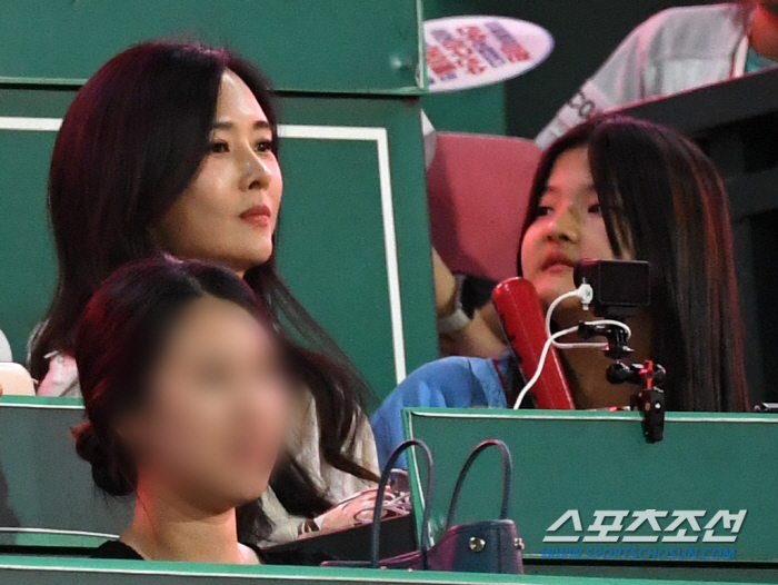  Choo Shin-soo's wife Ha-mi and daughter Choo So-hee 'Cheering for the last game at home'