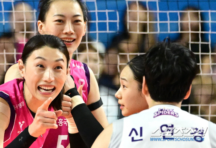 'The Volleyball Empress is back.' Attack success rate of 52%, 17 points. 1m 97,1m 91st tall teammates go to win the championship. 3-0 win over the Japanese team 