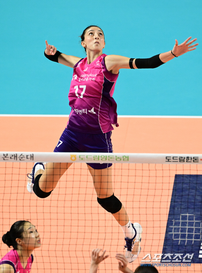 'The Volleyball Empress is back.' Attack success rate of 52%, 17 points. 1m 97,1m 91st tall teammates go to win the championship. 3-0 win over the Japanese team 