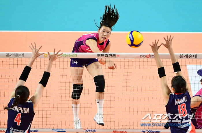 'The Volleyball Empress is back.' Attack success rate of 52%, 17 points. 1m 97,1m 91st tall teammates go to win the championship. 3-0 win over the Japanese team 