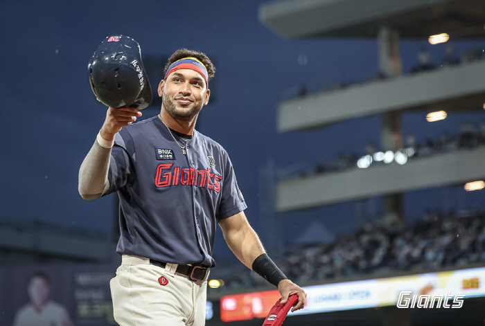 202 hits! Finally, it's gone! Reyes broke the 10-year-old Seo Geon-chang record in the final game of the season  the last at-bat 