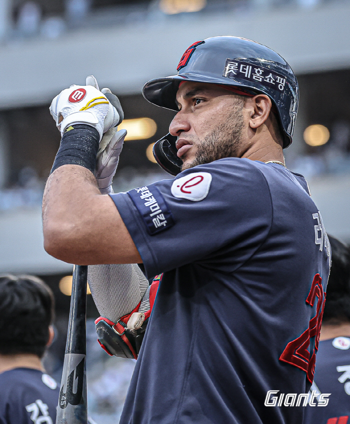 202 hits! Finally, it's gone! Reyes broke the 10-year-old Seo Geon-chang record in the final game of the season  the last at-bat 