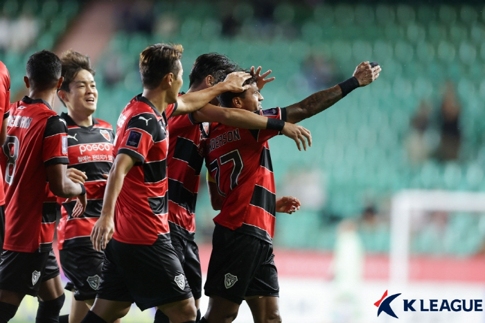  'No.1' Shanghai Port.. Pohang scored three goals and even left for a rough foul