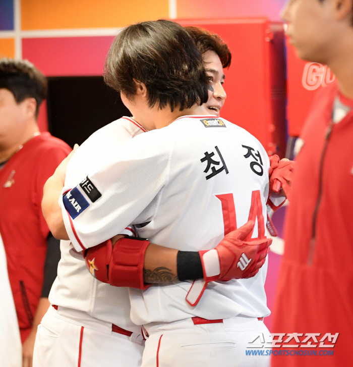 Choo Shinsoo's last at-bat made by Choi Jeong...'It was touching. It was cool. It's just that I...'