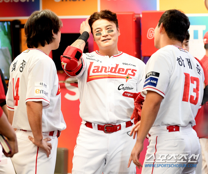 Choo Shinsoo's last at-bat made by Choi Jeong...'It was touching. It was cool. It's just that I...'