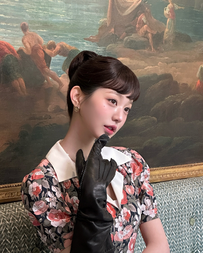 I thought Jang Won Young and Audrey Hepburn were reincarnated...The princess with her beauty in Paris