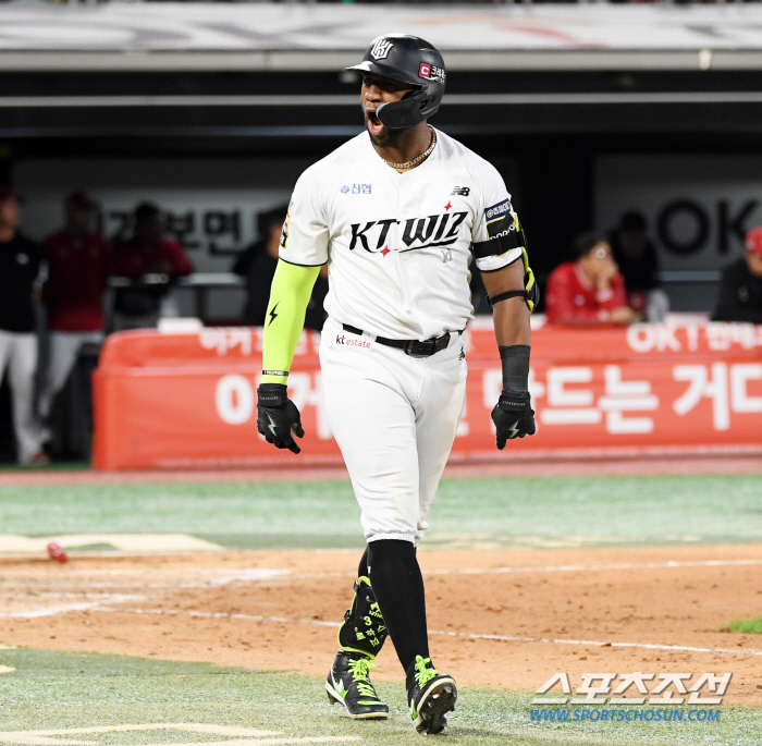 'It was Kim Kwang Hyun's real throw' Rojas, who I knew as soon as I hit it, looked at the bench, not the ball. 