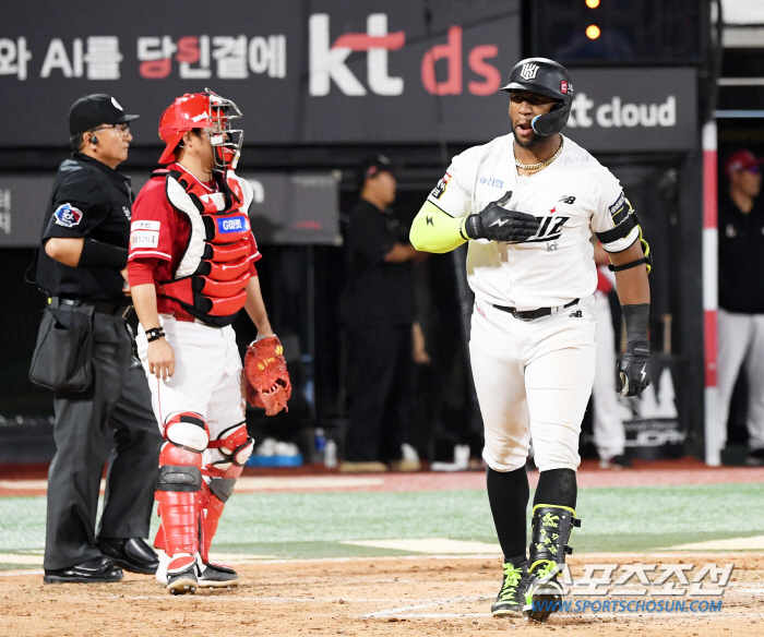 'It was Kim Kwang Hyun's real throw' Rojas, who I knew as soon as I hit it, looked at the bench, not the ball. 