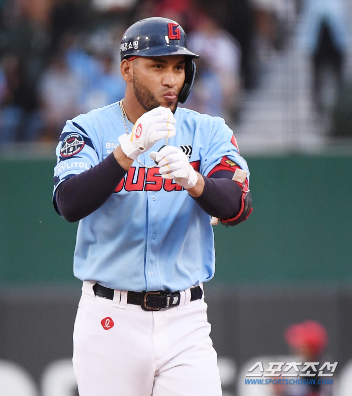 One step to the new record! Reyes and Seo Geon-chang stood side by side with a timely hit in the fifth inning and finally hit 201 (Changwon Field)