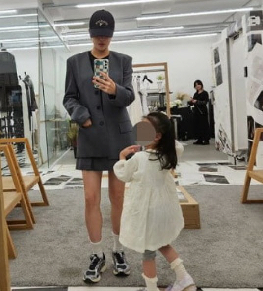  I'm a child's mom, but each line is not going anywhere. Kang So-ra's 11-shaped legs stand out 'mirror selfie'