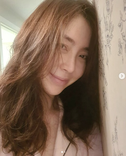 'Seol Kyung-gu ♥' Song Yoon-ah, how can you be this barefaced at 51 years old..'Selfies aren't easy'