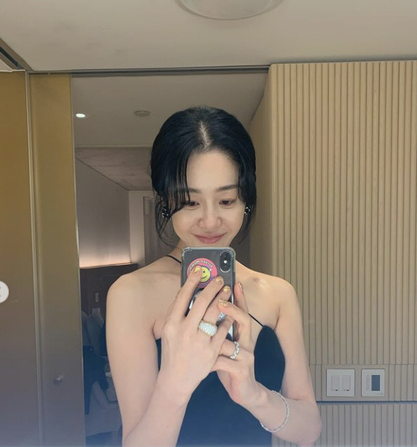 ''53 years old' Go Hyun-jung, what if the chest strap breaks..A dress that's so dizzying even if it's dizzying