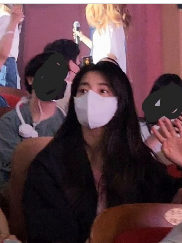 Kim Tae-ri gets stopped for being a fan at an idol concert...'Don't take pictures' (Salon drip) 