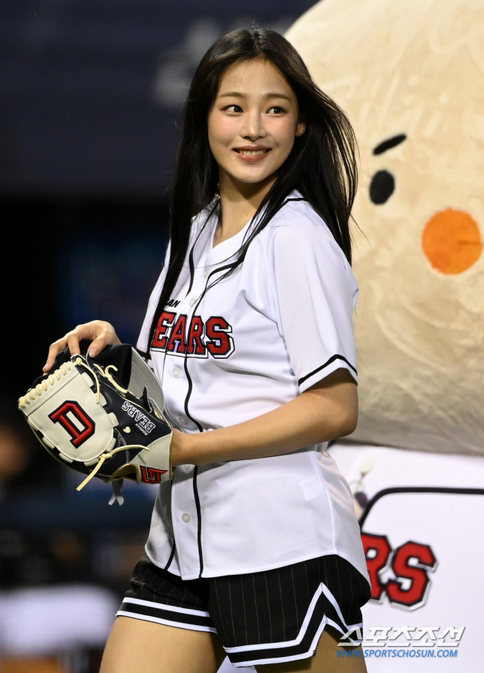 New Jin's Min-ji achieves her wish Doosan 'True Fan' First pitch and dance, strong support for the first round of Waka (Jamsil Field)