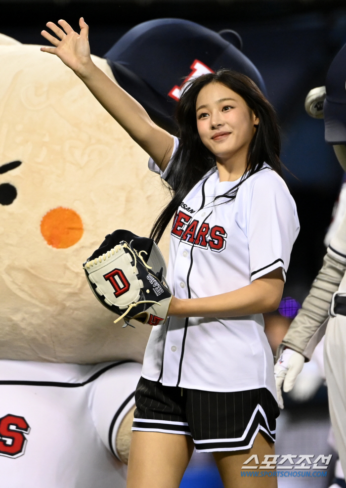 New Jin's Min-ji achieves her wish Doosan 'True Fan' First pitch and dance, strong support for the first round of Waka (Jamsil Field)