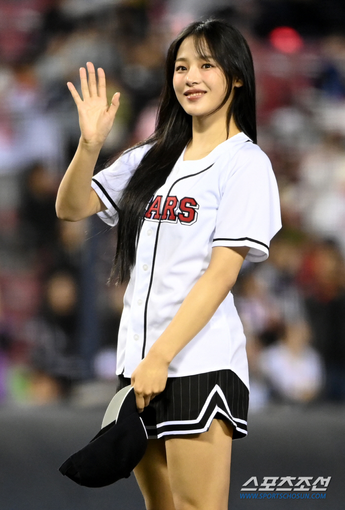 New Jin's Min-ji achieves her wish Doosan 'True Fan' First pitch and dance, strong support for the first round of Waka (Jamsil Field)