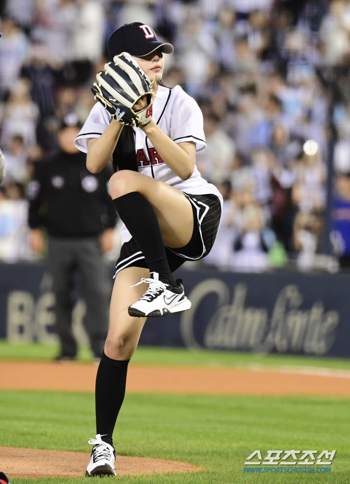 New Jin's Min-ji achieves her wish Doosan 'True Fan' First pitch and dance, strong support for the first round of Waka (Jamsil Field)