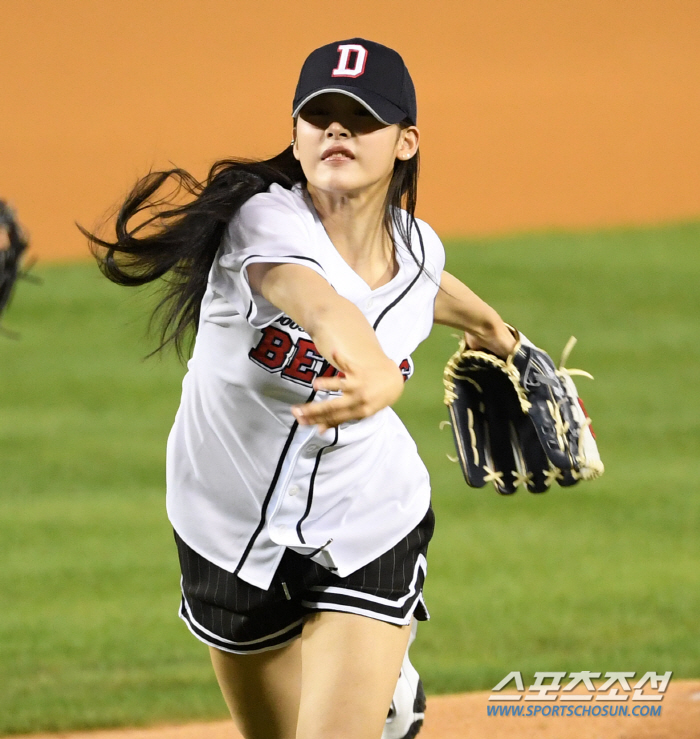 New Jin's Min-ji achieves her wish Doosan 'True Fan' First pitch and dance, strong support for the first round of Waka (Jamsil Field)