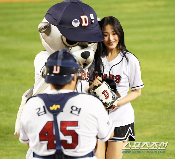 New Jin's Min-ji achieves her wish Doosan 'True Fan' First pitch and dance, strong support for the first round of Waka (Jamsil Field)