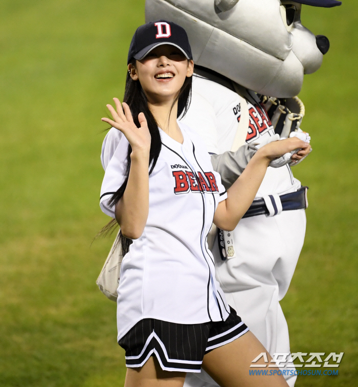 New Jin's Min-ji achieves her wish Doosan 'True Fan' First pitch and dance, strong support for the first round of Waka (Jamsil Field)