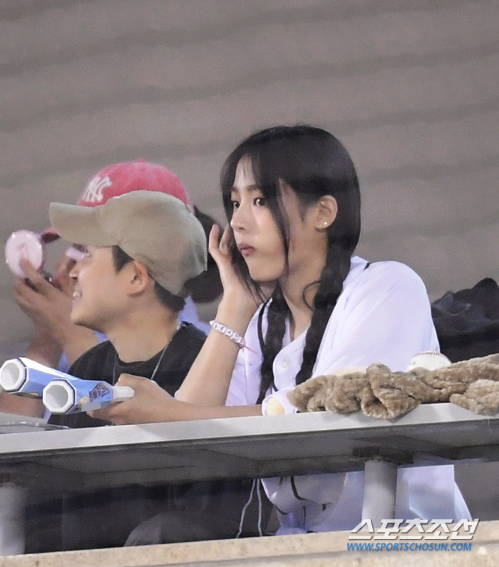 New Jin's Min-ji achieves her wish Doosan 'True Fan' First pitch and dance, strong support for the first round of Waka (Jamsil Field)