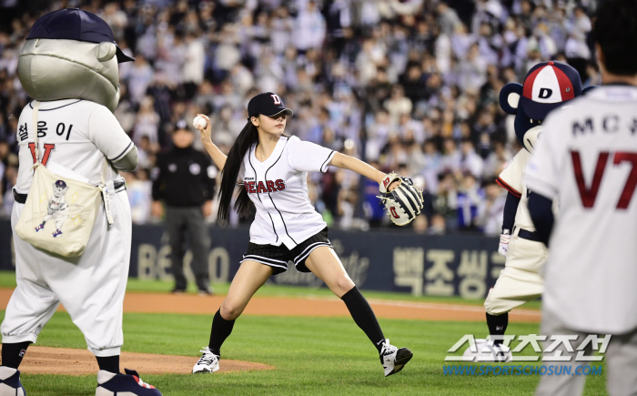 'Perfect wind-up' New Jin's Minzy Pitch → Instant dance in the audience 