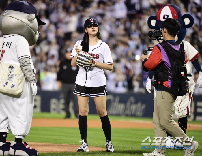  New Jin's Minji 'Charismatic First pitch in the first game of fall baseball'