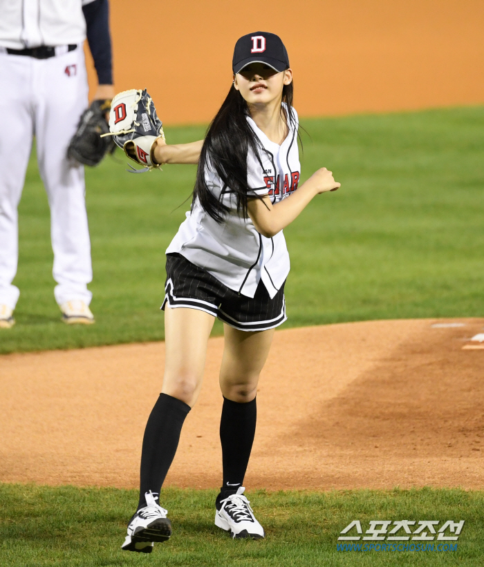  New Jin's Minji 'Excited first pitch '