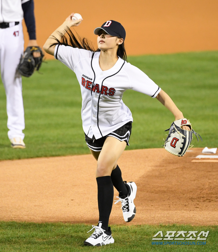  New Jin's Minji 'First pitch of autumn baseball'