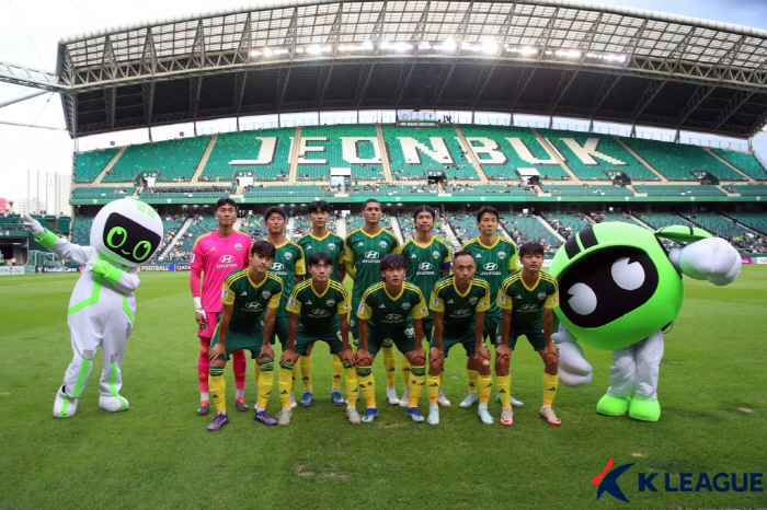  Goals! Goals! Goals! Jeonbuk overpowered Muangtong 4-1. Two consecutive wins in ACL2 group stage are cheering