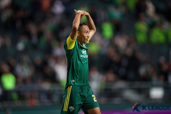  Goals! Goals! Goals! Jeonbuk overpowered Muangtong 4-1. Two consecutive wins in ACL2 group stage are cheering