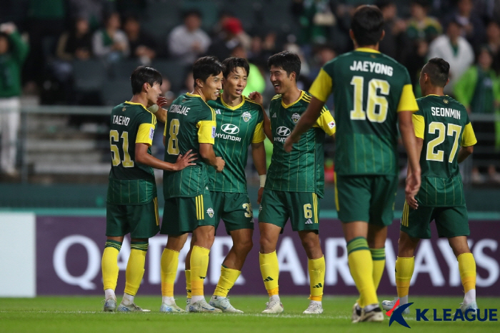  Goals! Goals! Goals! Jeonbuk overpowered Muangtong 4-1. Two consecutive wins in ACL2 group stage are cheering