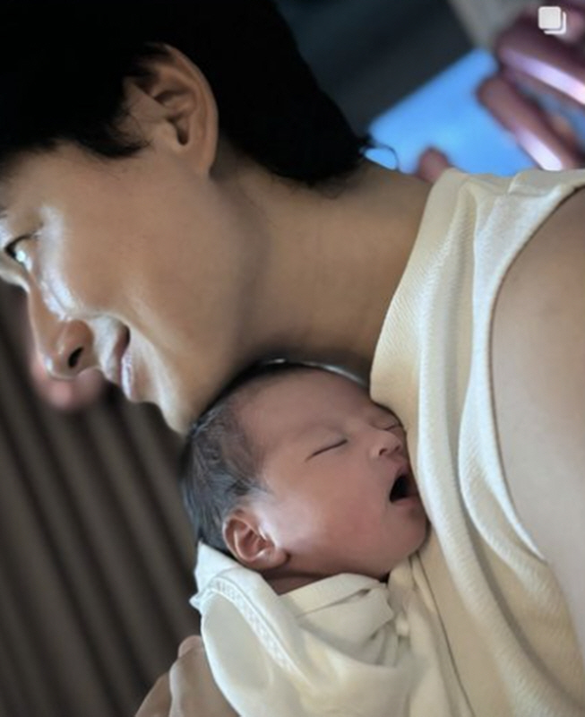 First daughter at the age of 46, Lee Jihoon, the face of the world in the late daughter...'Dad and Lulu's moment of happiness'