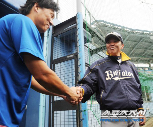 He led the Japan Series for the first time in 38 years, but retired to replace the 67-year-old coach, Hanshin Okada, and the next head coach Fujikawa (Min Chang-ki's Japanese baseball)