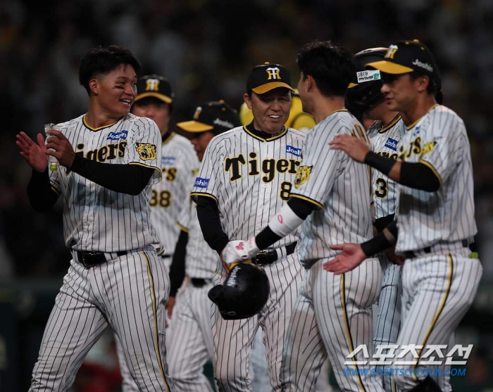 He led the Japan Series for the first time in 38 years, but retired to replace the 67-year-old coach, Hanshin Okada, and the next head coach Fujikawa (Min Chang-ki's Japanese baseball)