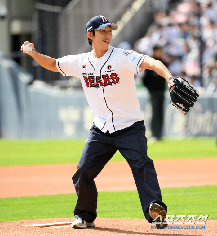  Kang Ki-young 'Autumn baseball first pitch'