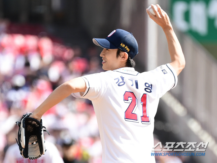  Kang Ki-young 'Excellent first pitch for the second round of Waka'