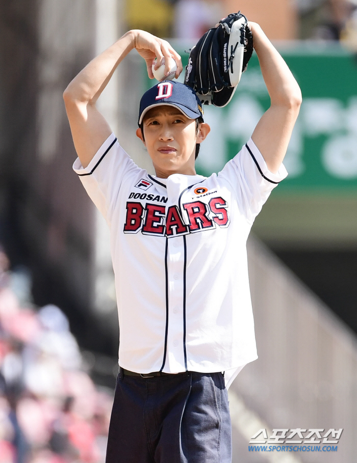  Kang Ki-young throwing the first pitch 'I love you, baseball fans'