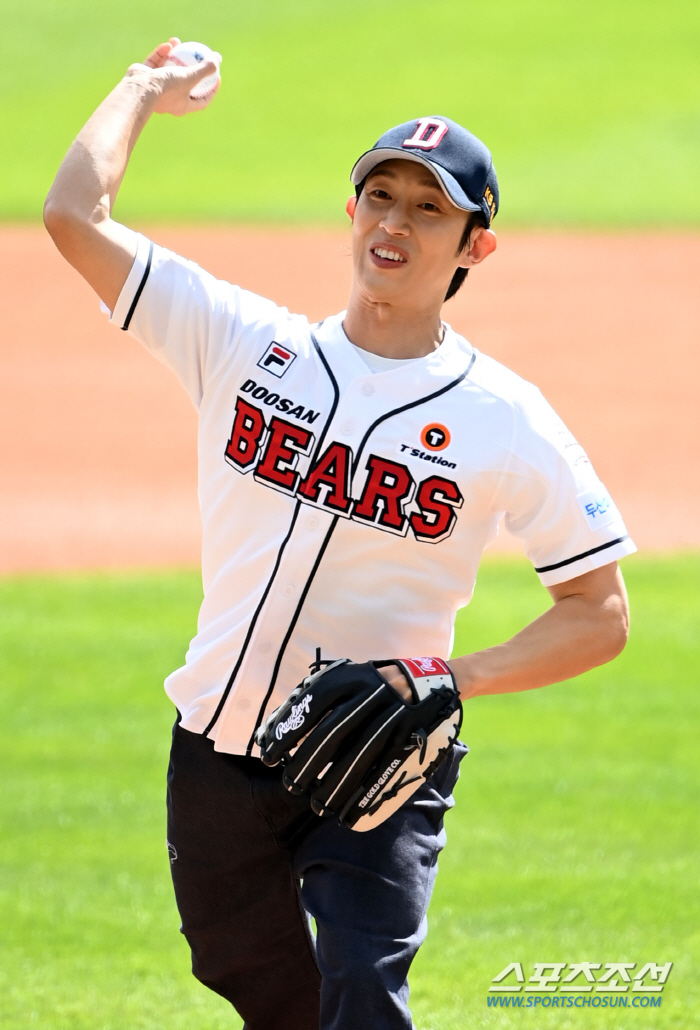  Kang Ki-young throws the second wild card game