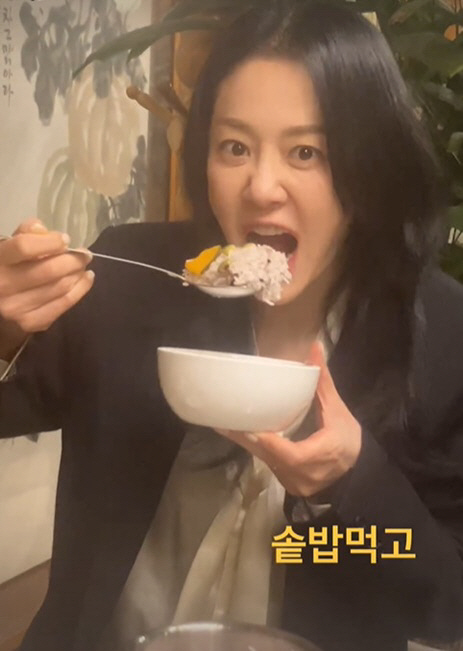 ''53 years old' Ko Hyun-jung's body is 'bony' even though she eats this much..Too much mukbang