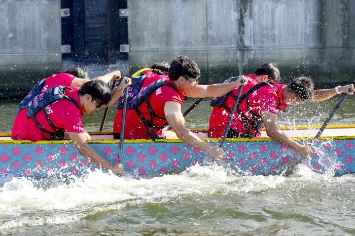 Gyeongin Ara Waterway's Jeong Seo-jin turns into a venue for a heated dragon boat competition!