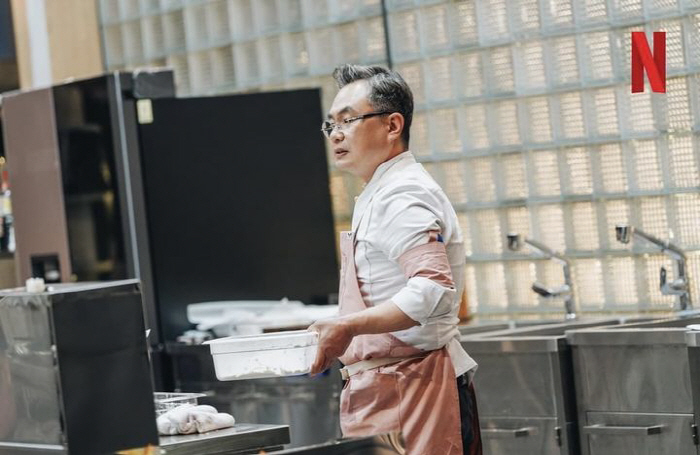  If it wasn't for the team match, Ahn Yoo-sung, a black and white chef, is out