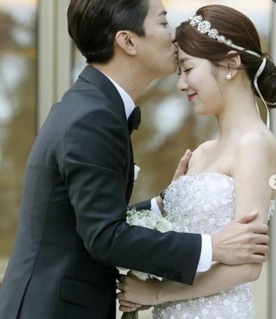 'In Kyo-jin ♥ Soi-hyun's wedding day, thank you for the 10 years you've spent' wedding photos released