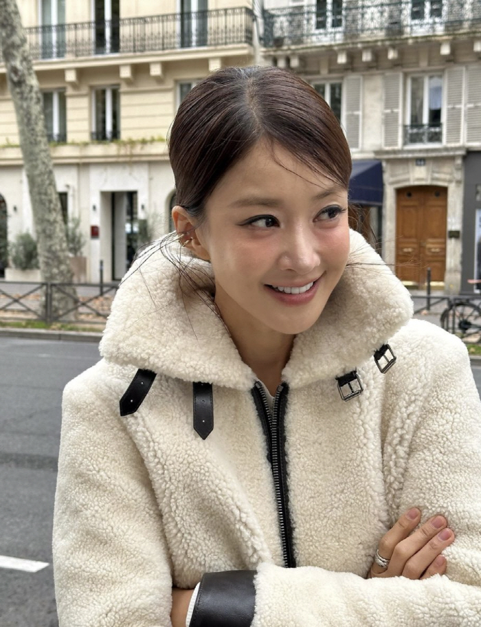 Lee Si-young, that's a good plastic surgery story..She looks so pretty. 'Please make someone else. Thank you'