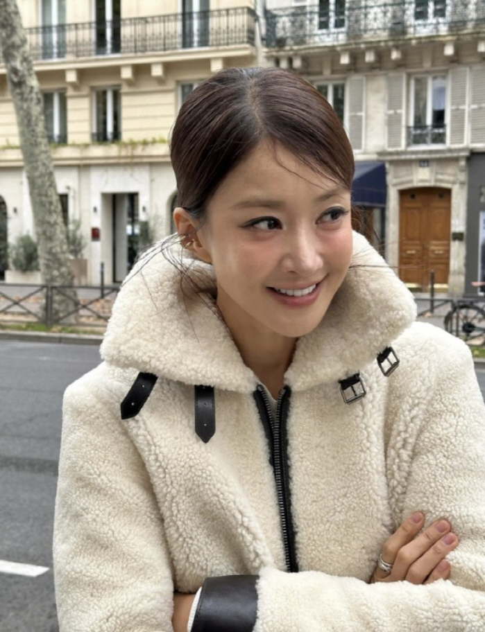 Lee Si-young's pleasant response to plastic surgery suspicion'Thank you for making someone else'