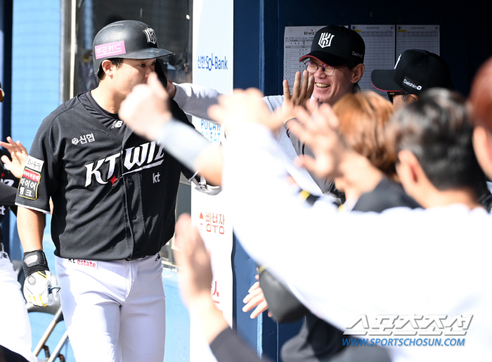 'Is Director Lee Kang-chul excited?' Suddenly, instead of Oh Jae-il, Moon Sang-chul exploded with a two-run shot. 