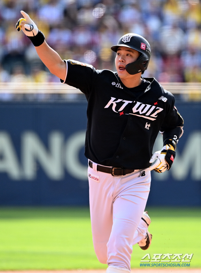 'Is Director Lee Kang-chul excited?' Suddenly, instead of Oh Jae-il, Moon Sang-chul exploded with a two-run shot. 